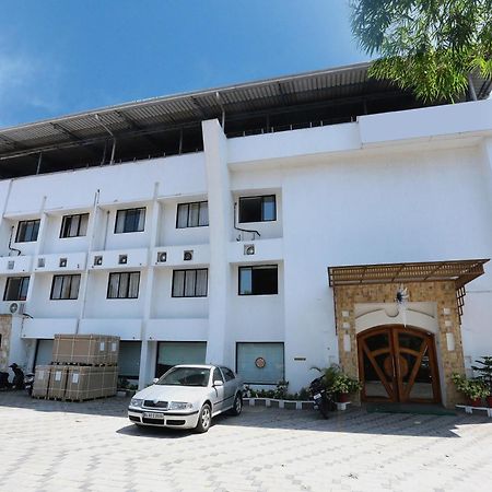 Super Townhouse Dona Castle Hotel โกลลัม ภายนอก รูปภาพ