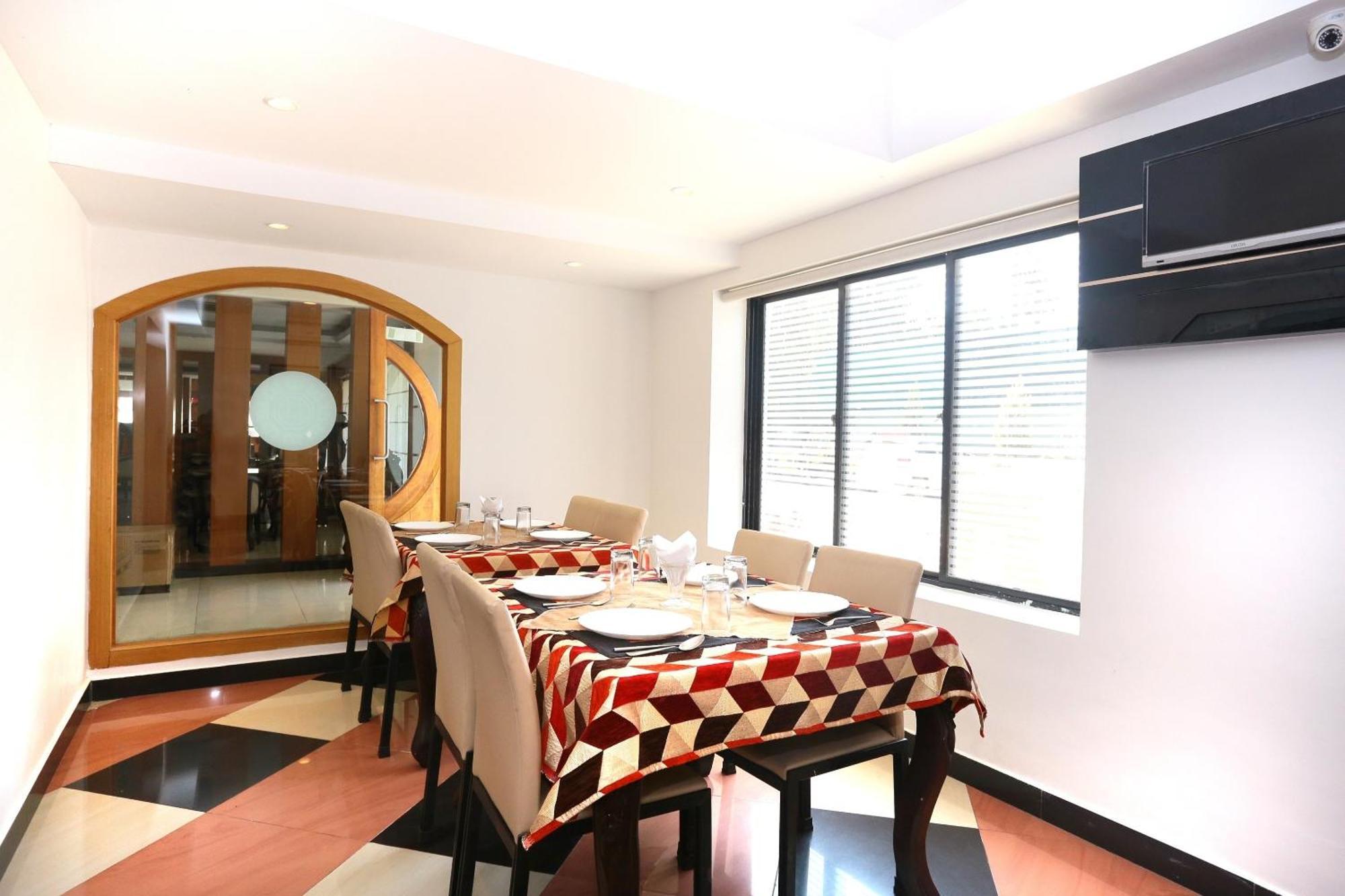 Super Townhouse Dona Castle Hotel โกลลัม ภายนอก รูปภาพ