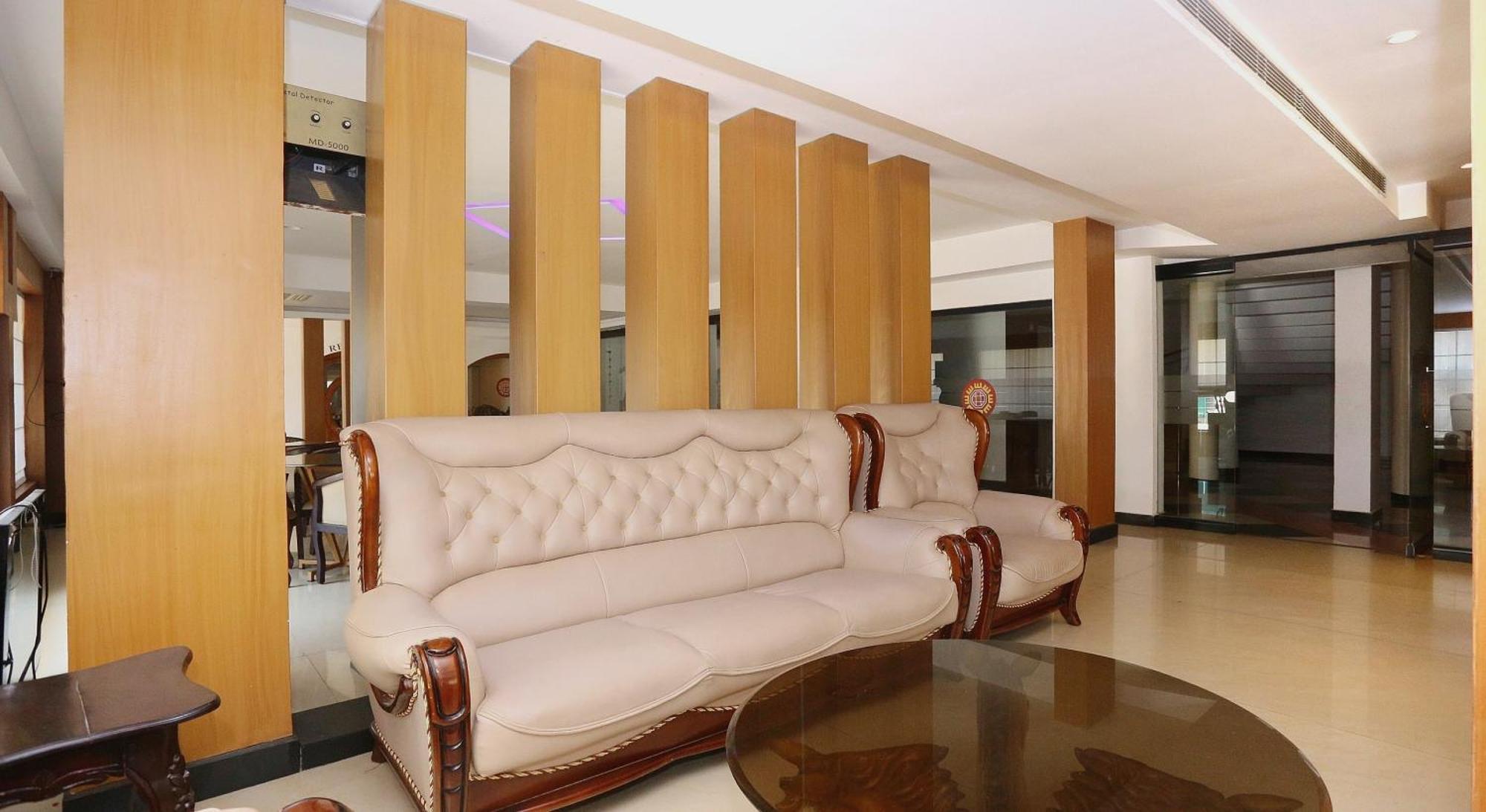 Super Townhouse Dona Castle Hotel โกลลัม ภายนอก รูปภาพ