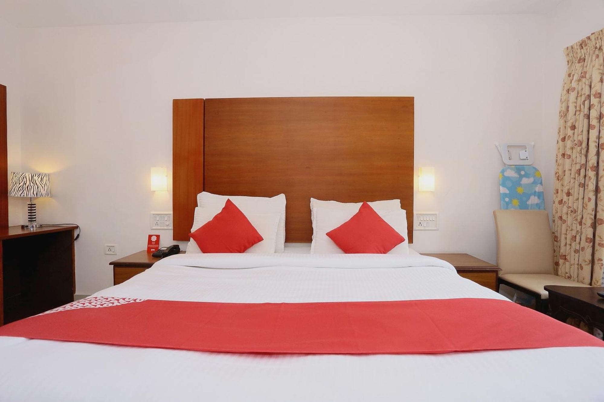 Super Townhouse Dona Castle Hotel โกลลัม ภายนอก รูปภาพ