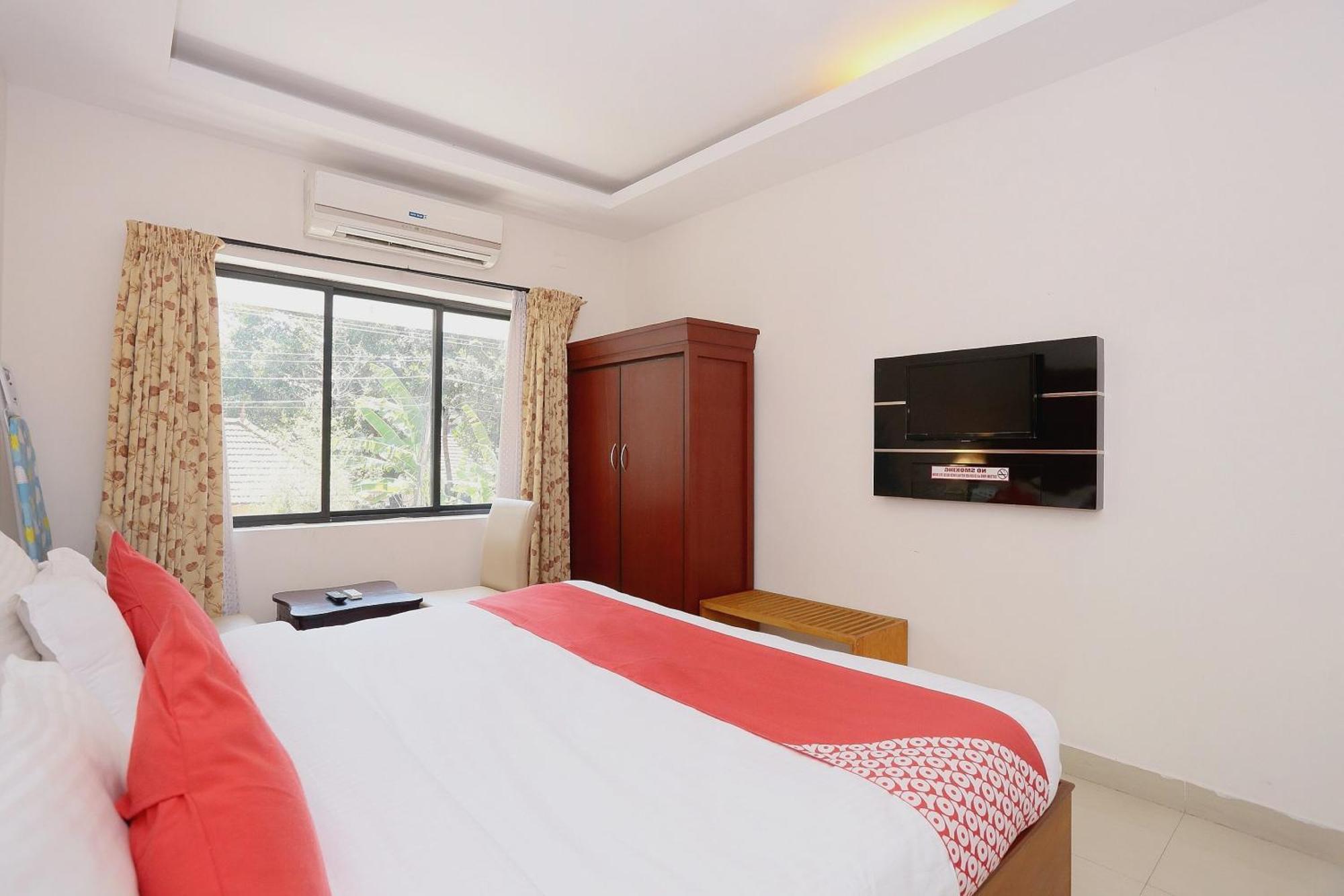 Super Townhouse Dona Castle Hotel โกลลัม ภายนอก รูปภาพ