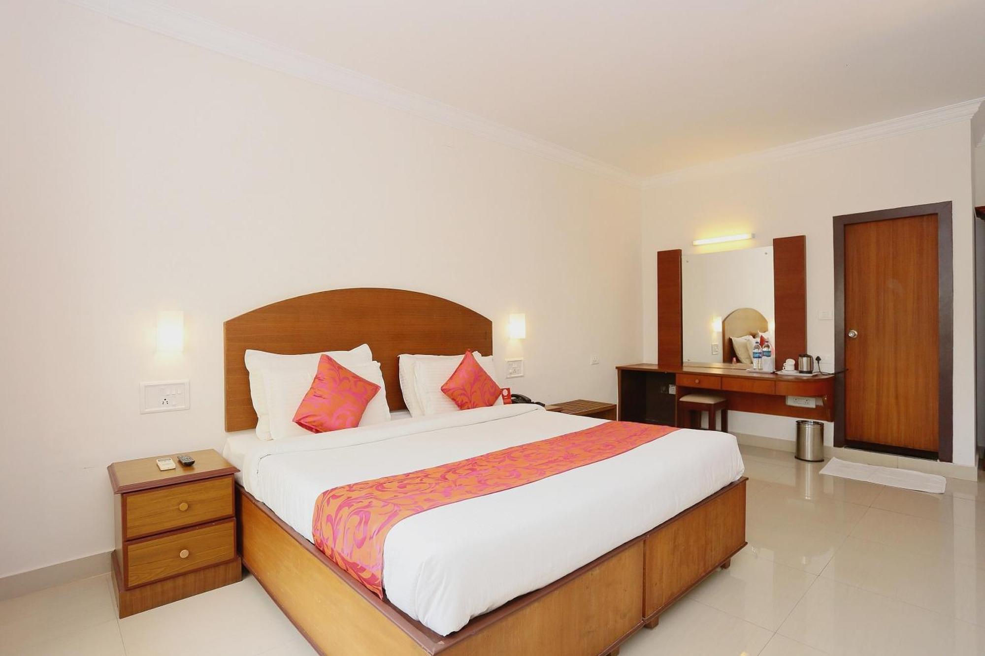 Super Townhouse Dona Castle Hotel โกลลัม ภายนอก รูปภาพ