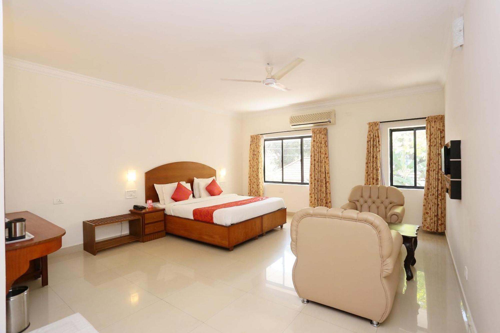 Super Townhouse Dona Castle Hotel โกลลัม ภายนอก รูปภาพ
