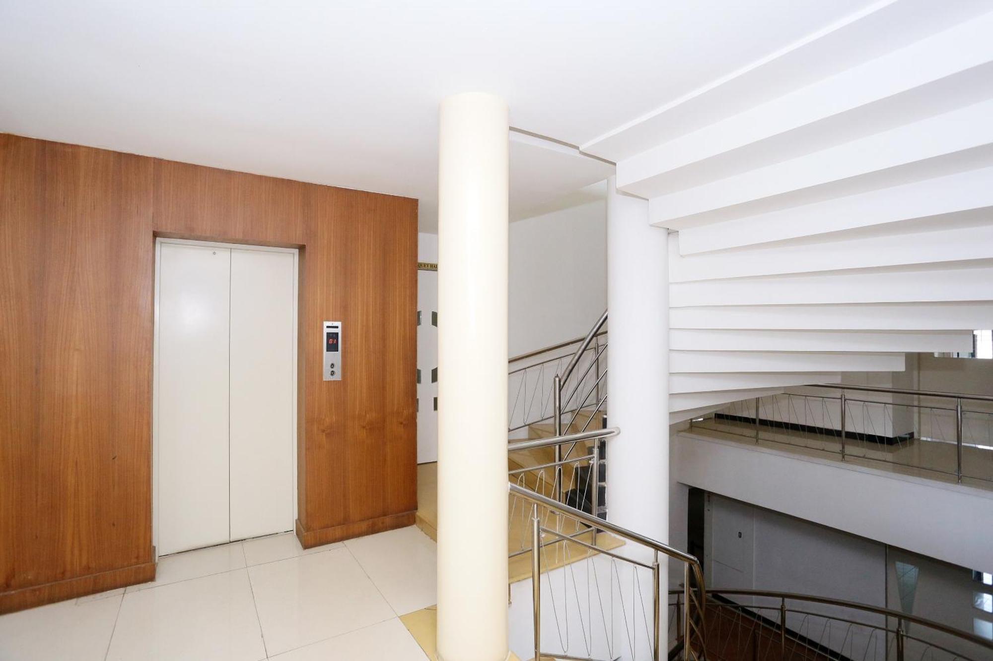 Super Townhouse Dona Castle Hotel โกลลัม ภายนอก รูปภาพ