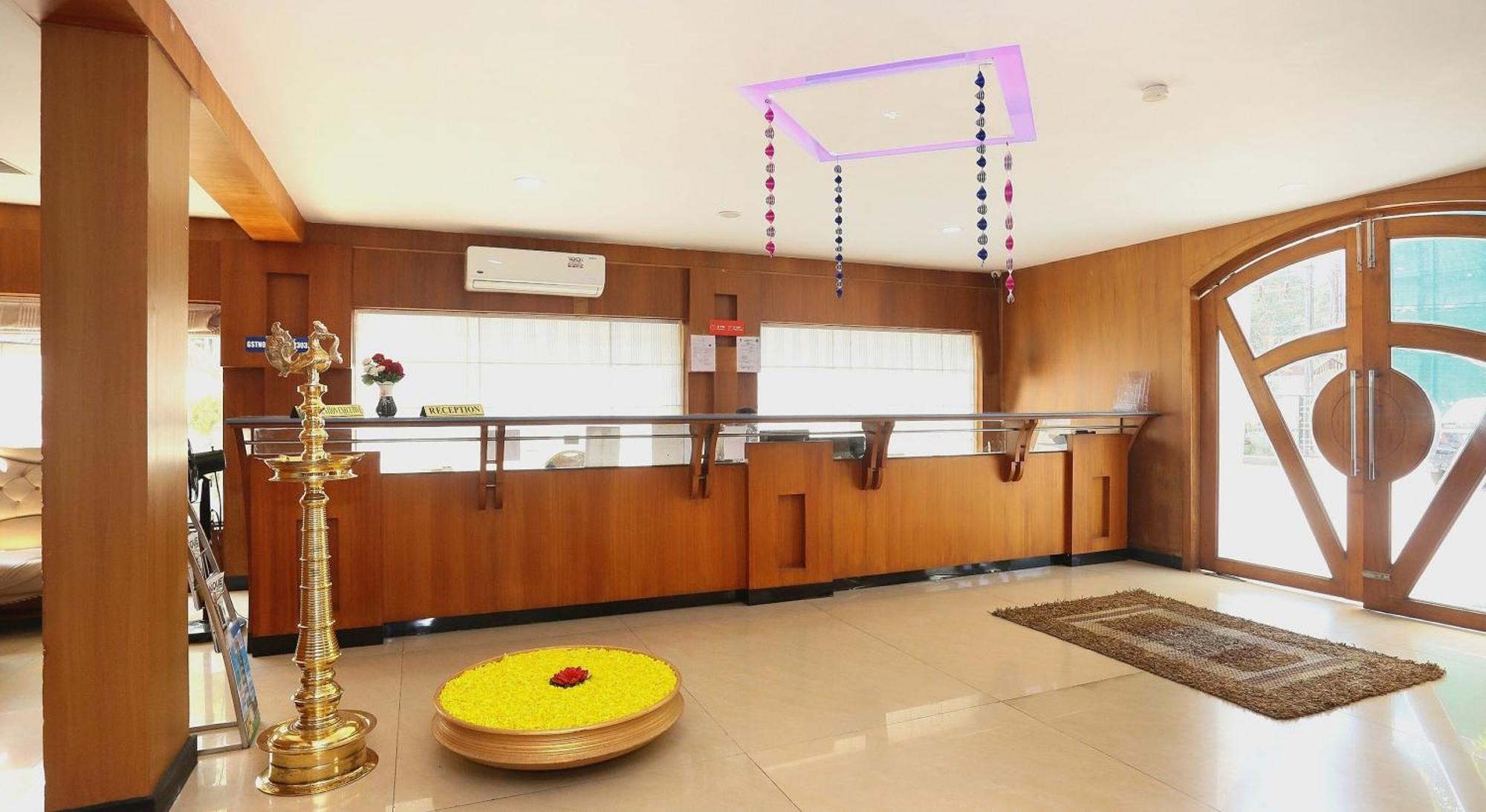 Super Townhouse Dona Castle Hotel โกลลัม ภายนอก รูปภาพ