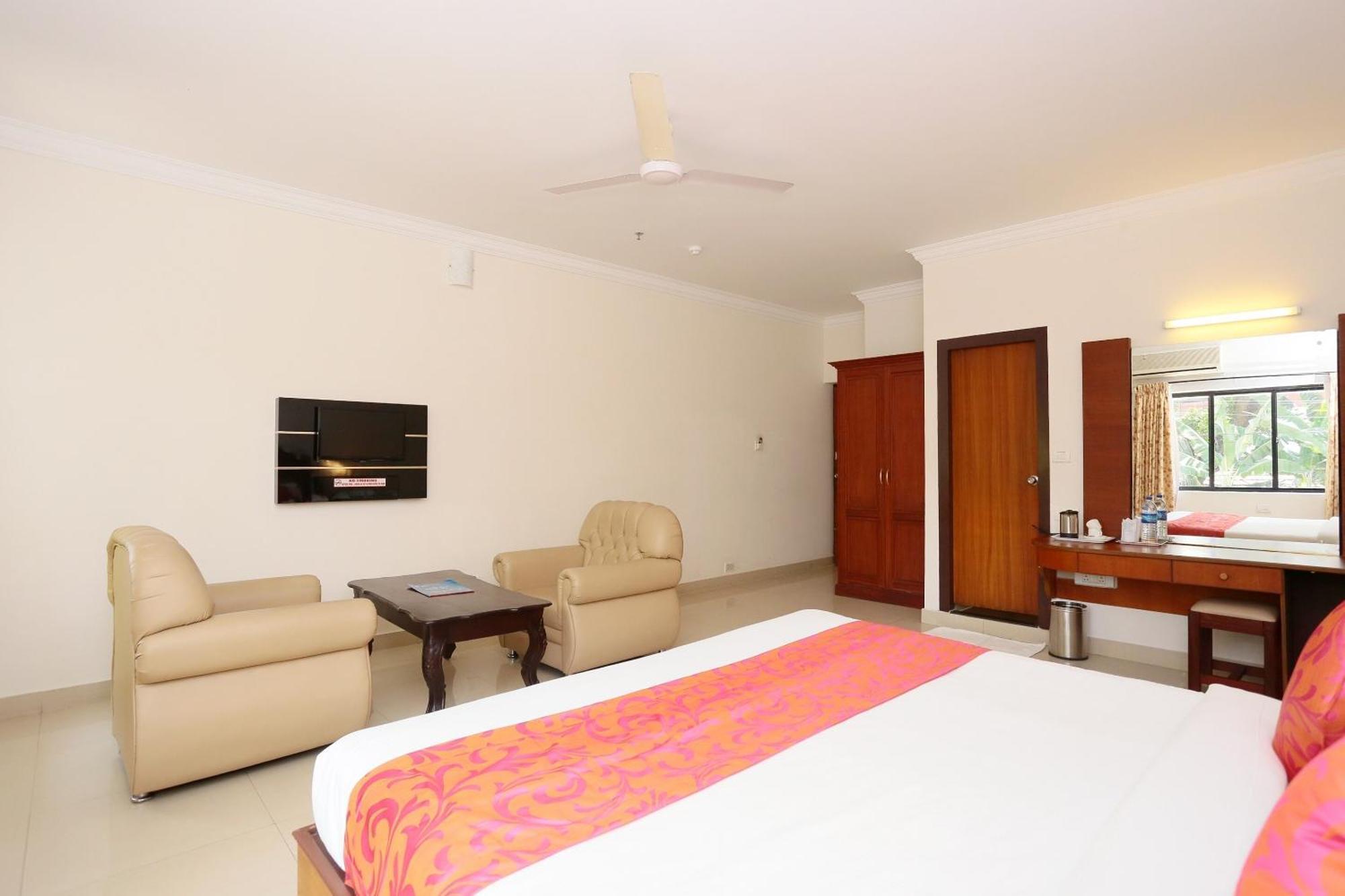 Super Townhouse Dona Castle Hotel โกลลัม ภายนอก รูปภาพ