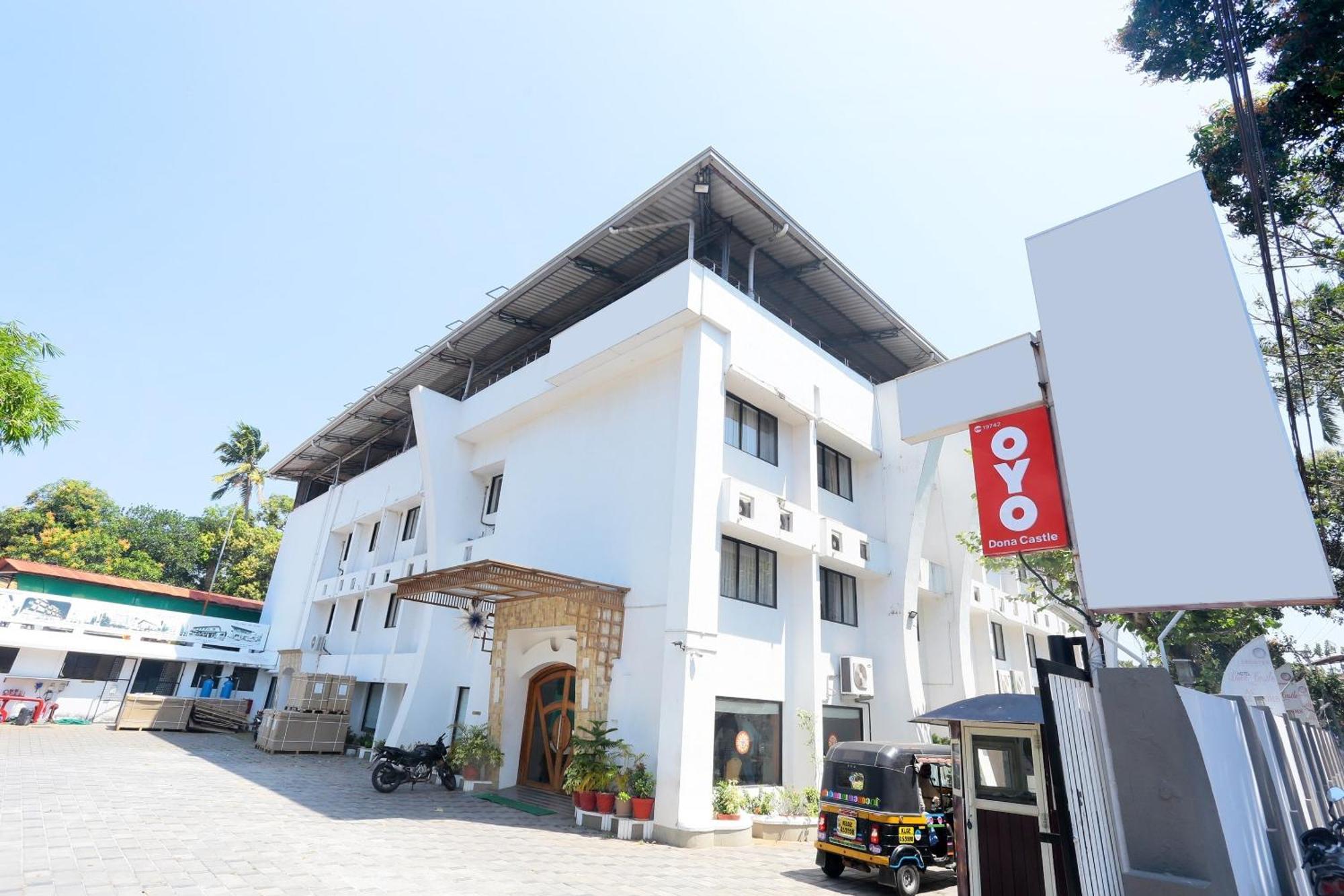 Super Townhouse Dona Castle Hotel โกลลัม ภายนอก รูปภาพ