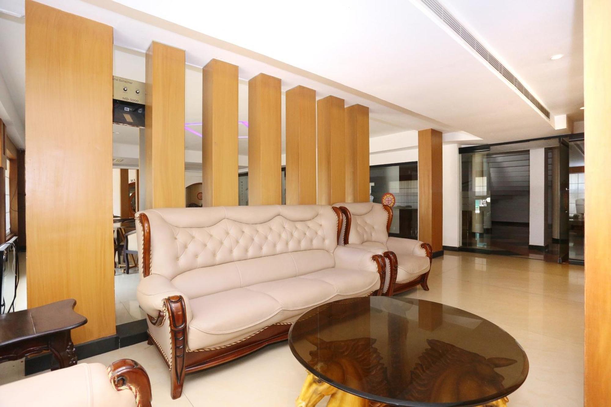 Super Townhouse Dona Castle Hotel โกลลัม ภายนอก รูปภาพ