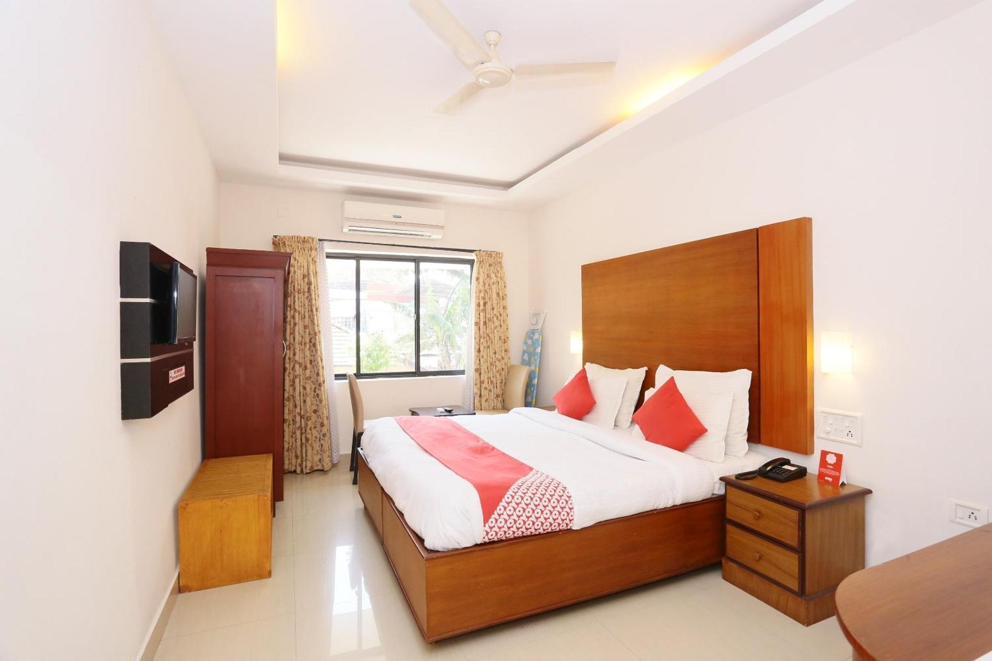 Super Townhouse Dona Castle Hotel โกลลัม ภายนอก รูปภาพ