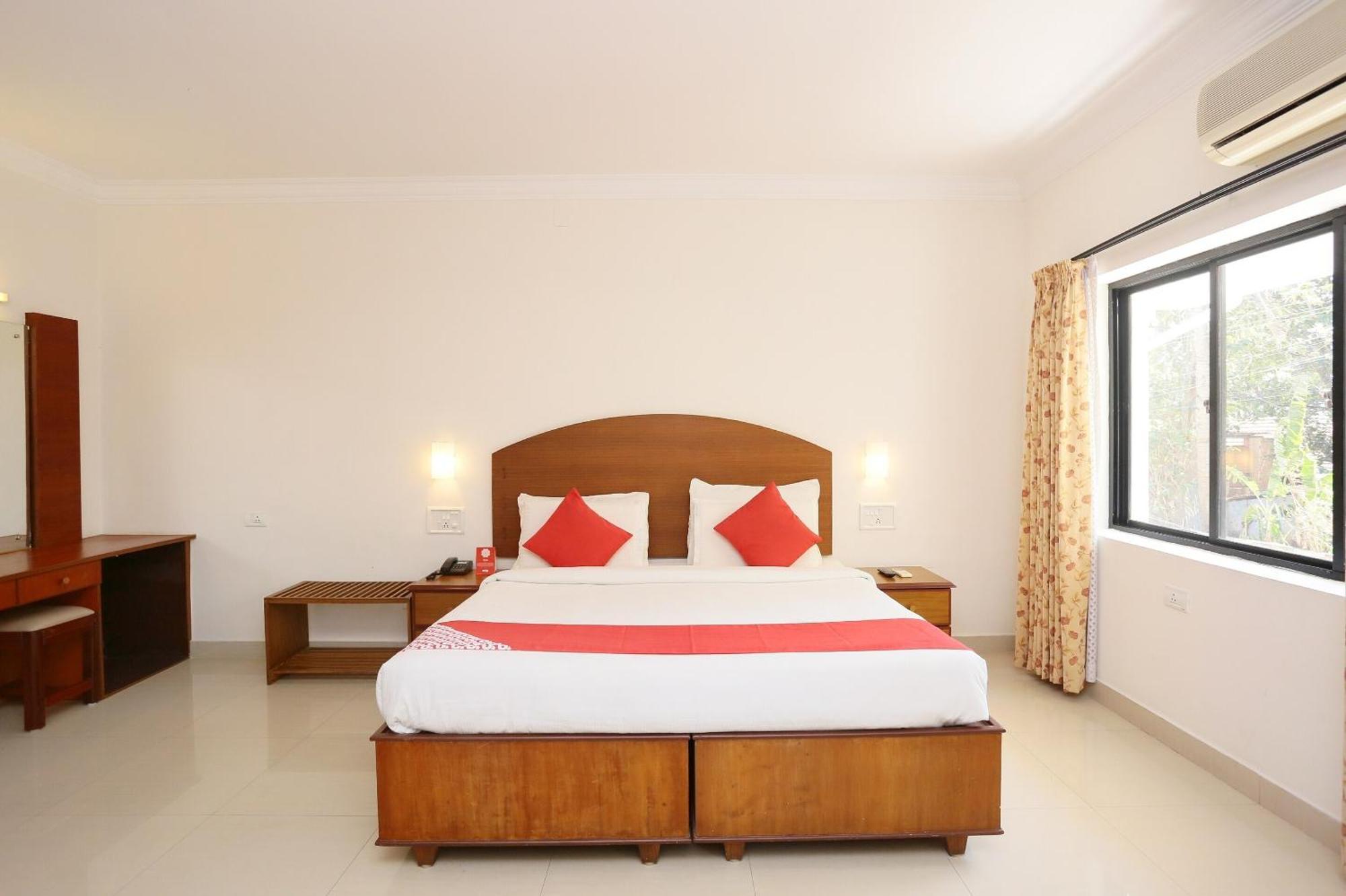 Super Townhouse Dona Castle Hotel โกลลัม ภายนอก รูปภาพ