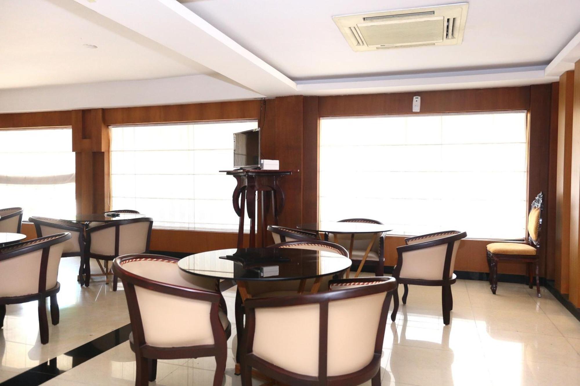 Super Townhouse Dona Castle Hotel โกลลัม ภายนอก รูปภาพ