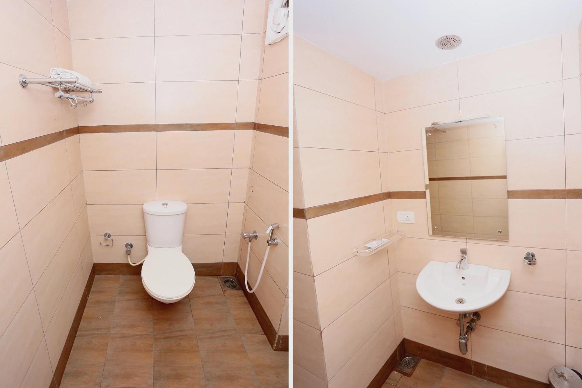 Super Townhouse Dona Castle Hotel โกลลัม ภายนอก รูปภาพ