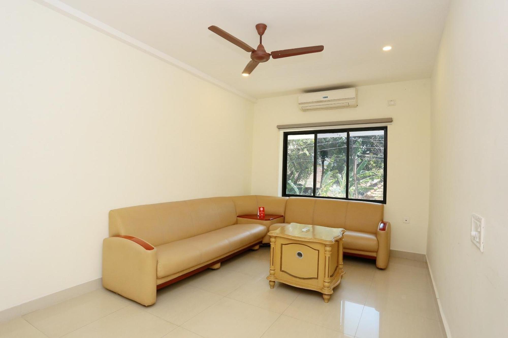 Super Townhouse Dona Castle Hotel โกลลัม ภายนอก รูปภาพ