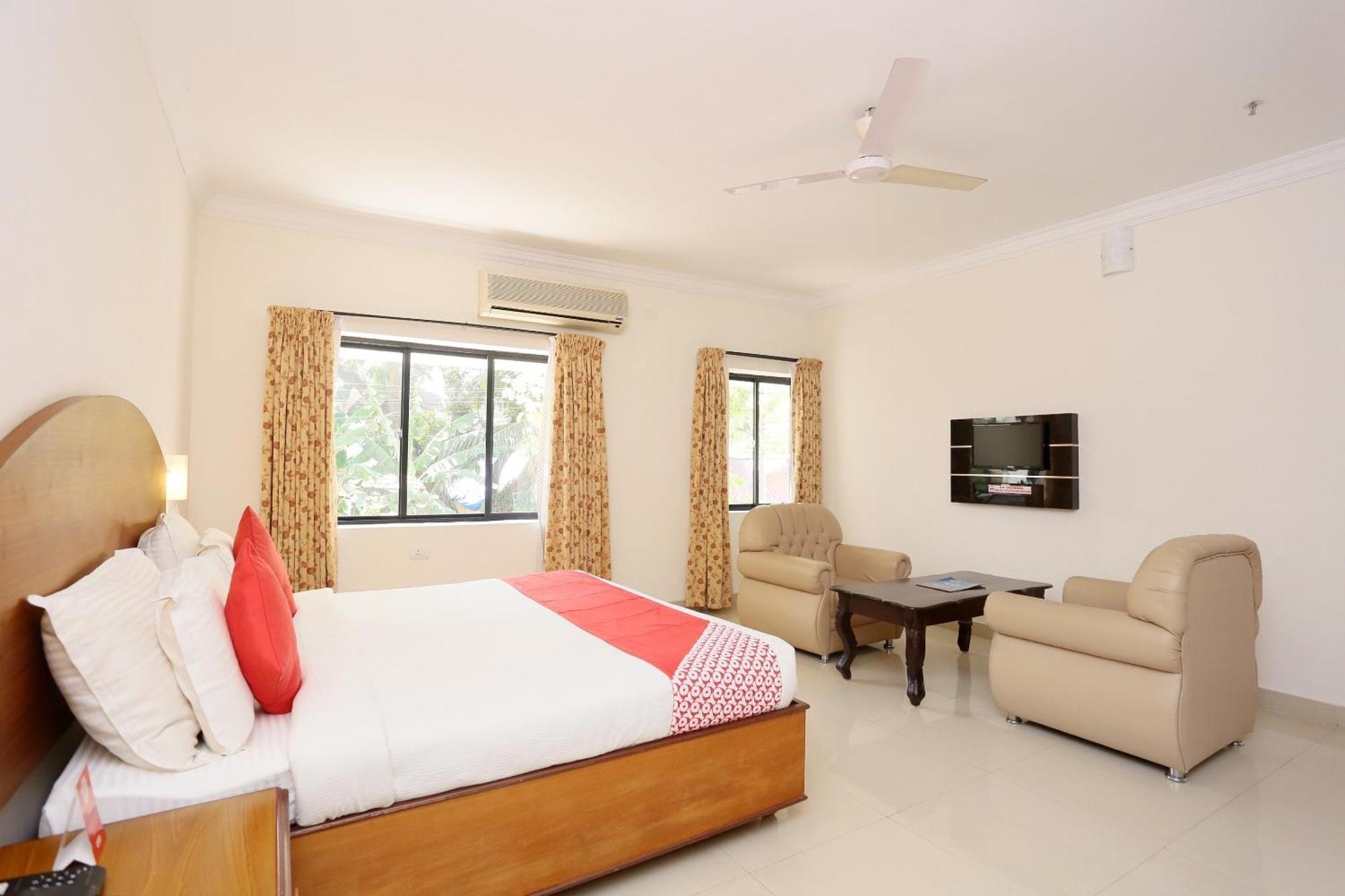 Super Townhouse Dona Castle Hotel โกลลัม ภายนอก รูปภาพ