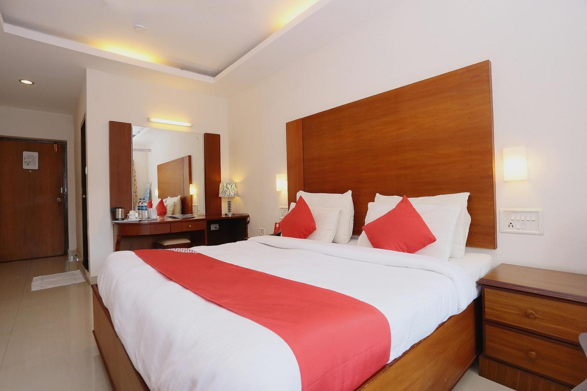 Super Townhouse Dona Castle Hotel โกลลัม ภายนอก รูปภาพ