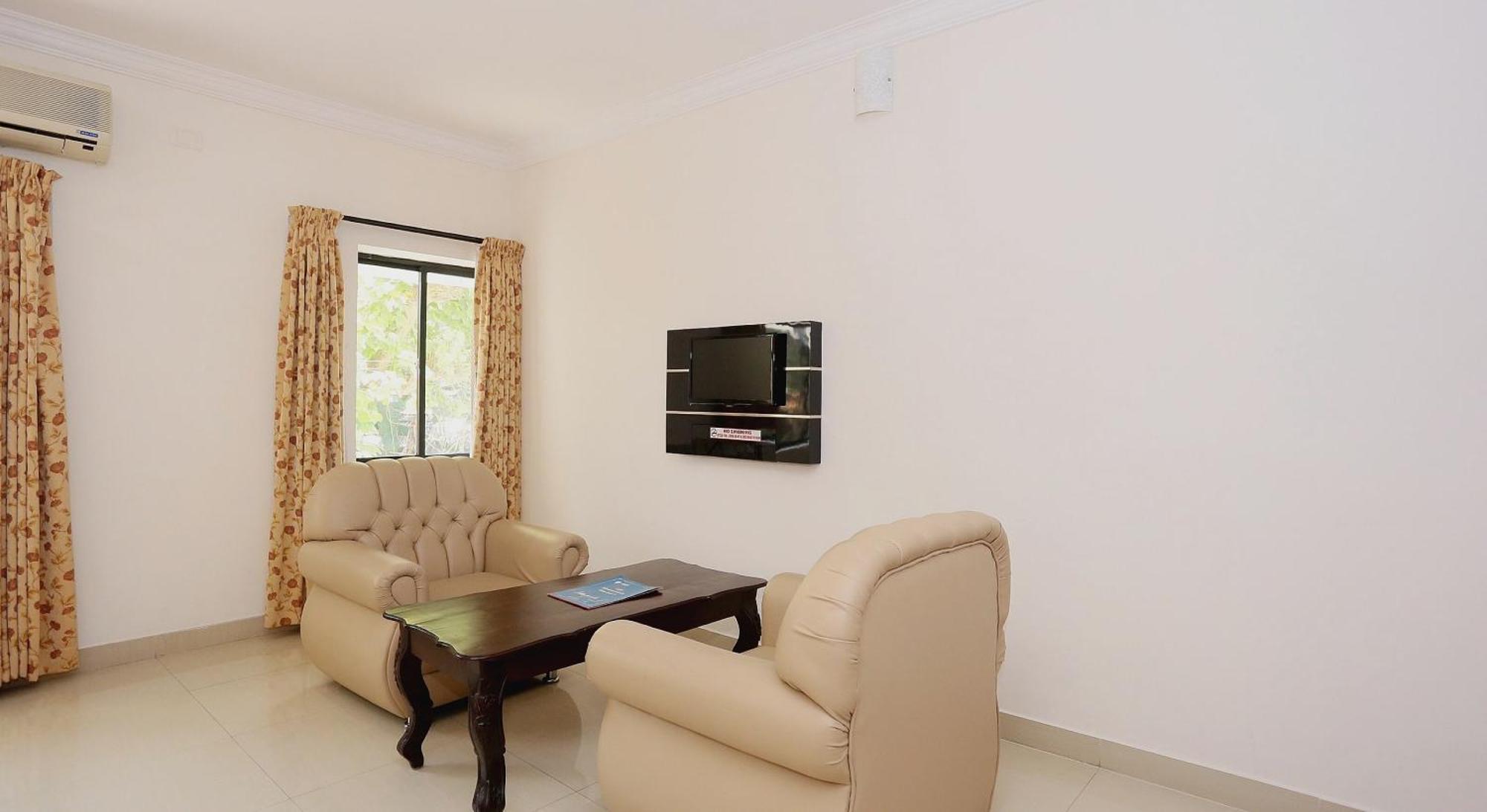 Super Townhouse Dona Castle Hotel โกลลัม ภายนอก รูปภาพ