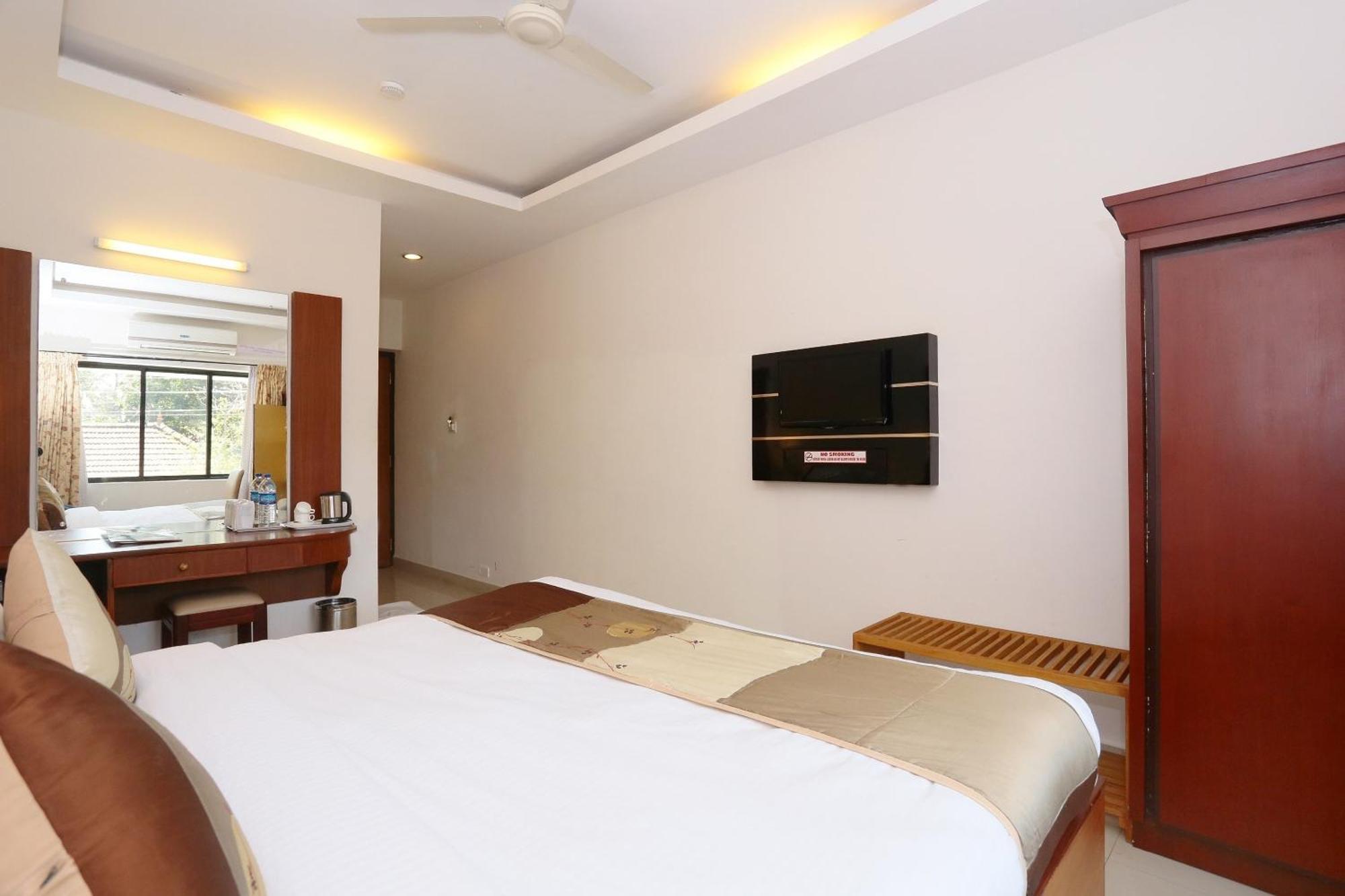 Super Townhouse Dona Castle Hotel โกลลัม ภายนอก รูปภาพ