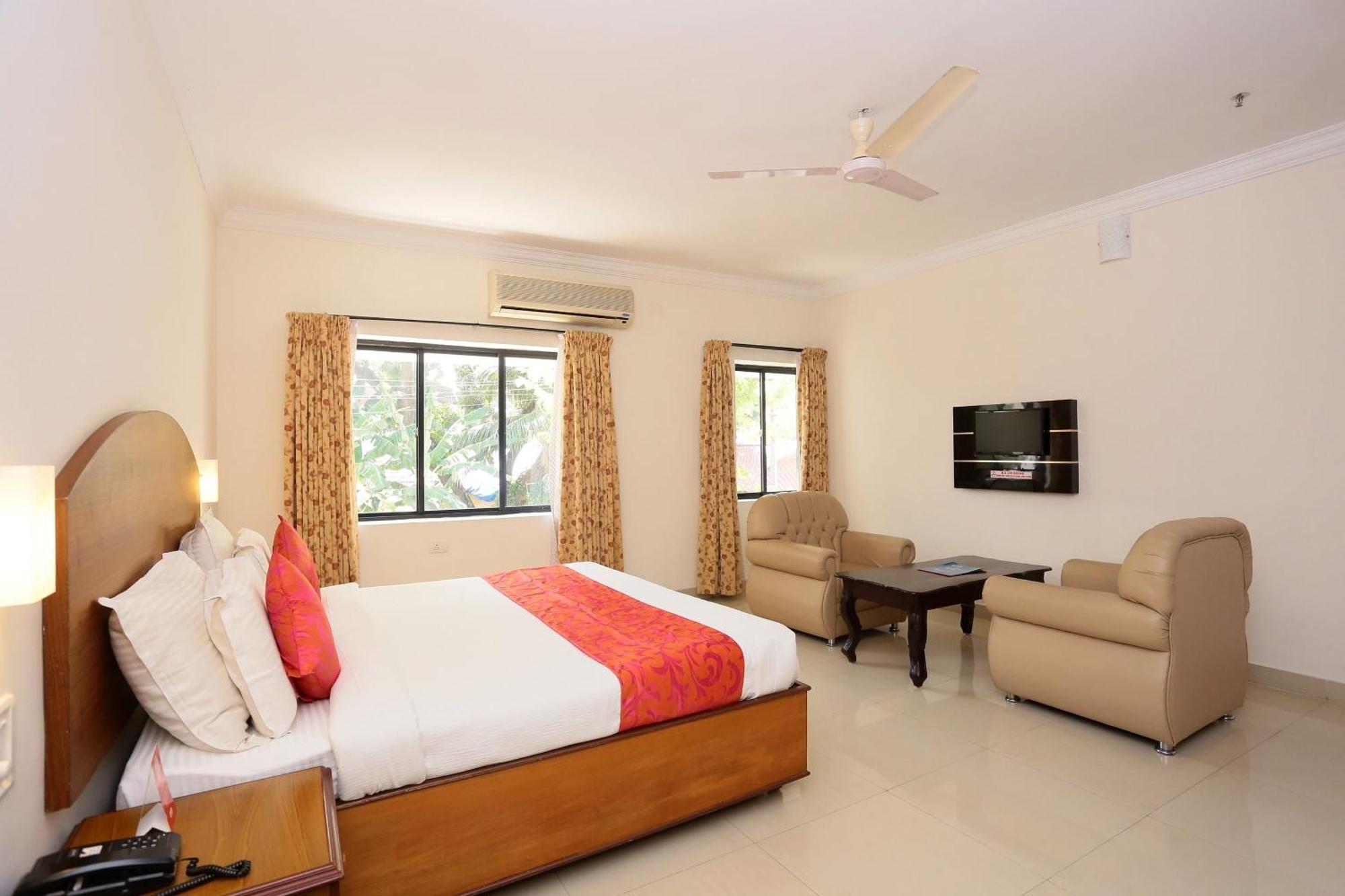 Super Townhouse Dona Castle Hotel โกลลัม ภายนอก รูปภาพ