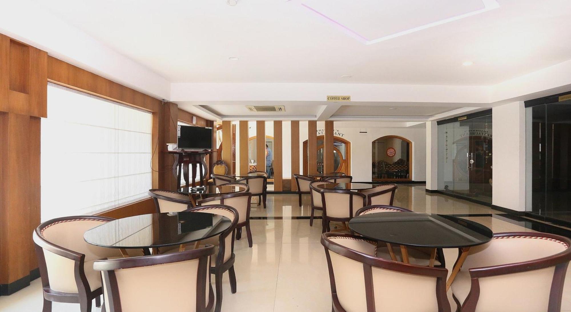 Super Townhouse Dona Castle Hotel โกลลัม ภายนอก รูปภาพ
