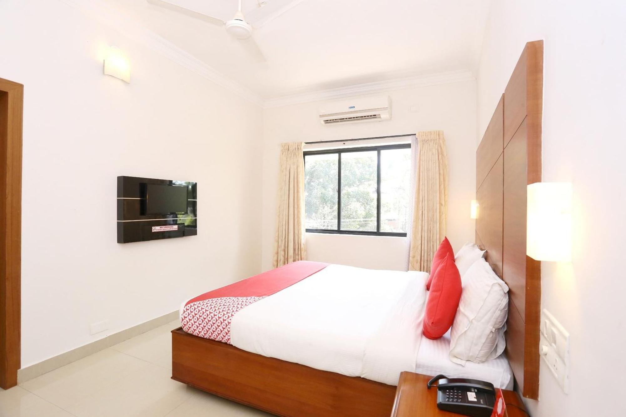 Super Townhouse Dona Castle Hotel โกลลัม ภายนอก รูปภาพ