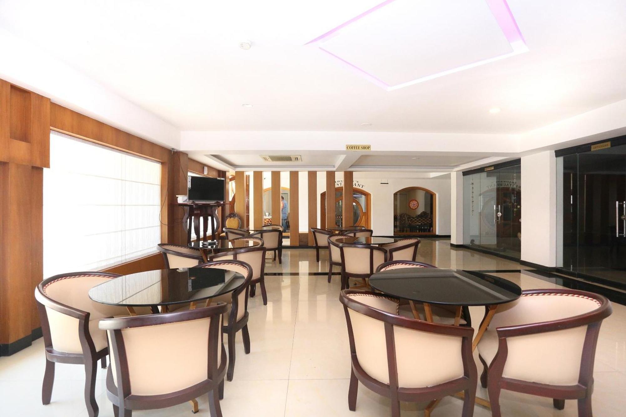 Super Townhouse Dona Castle Hotel โกลลัม ภายนอก รูปภาพ