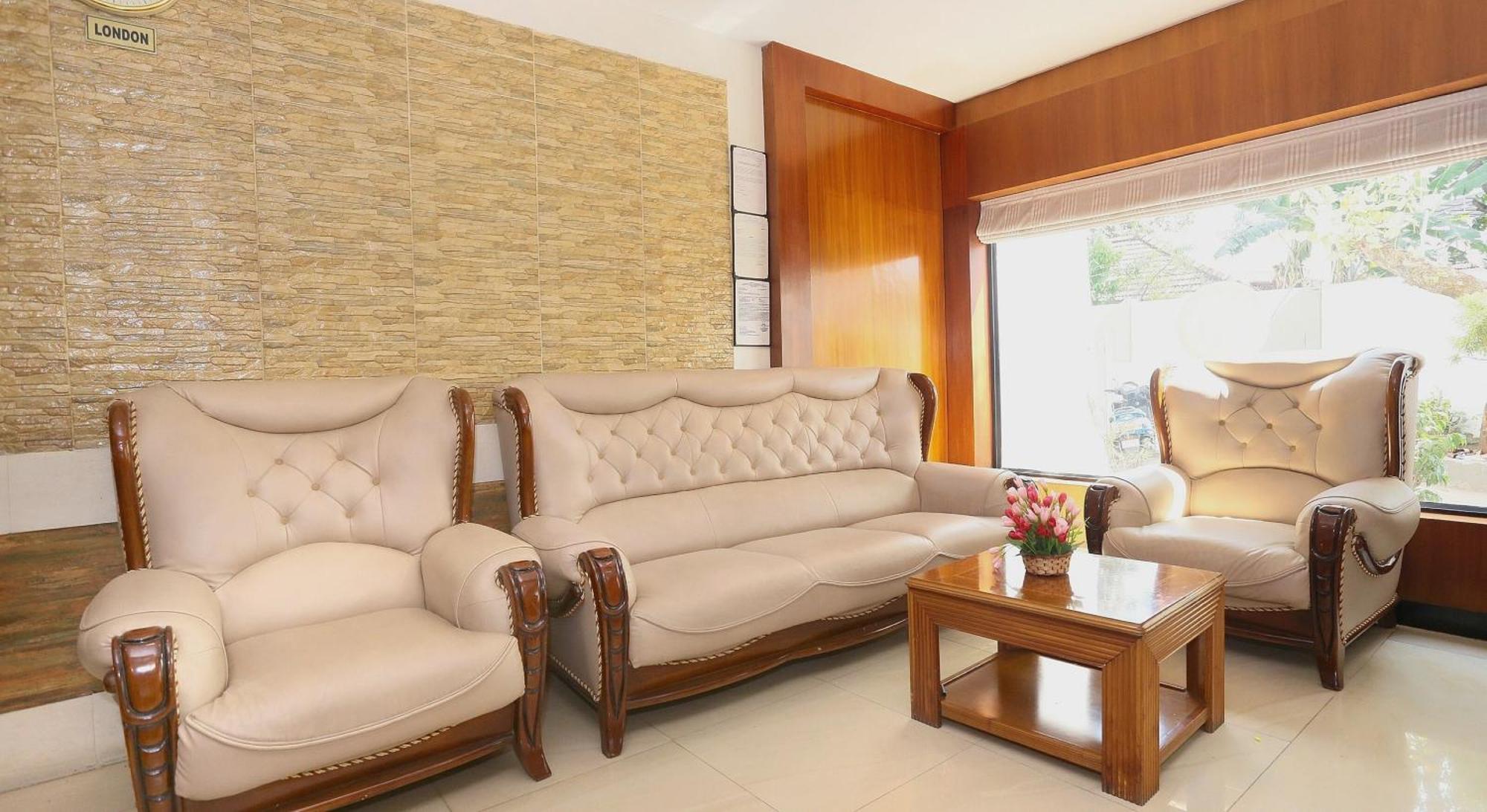 Super Townhouse Dona Castle Hotel โกลลัม ภายนอก รูปภาพ