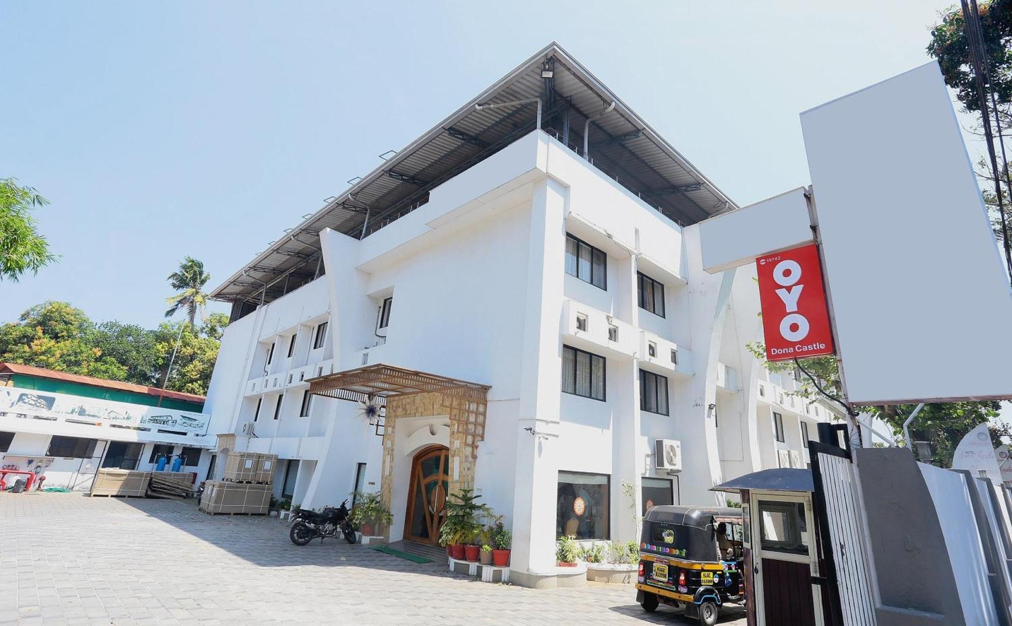 Super Townhouse Dona Castle Hotel โกลลัม ภายนอก รูปภาพ