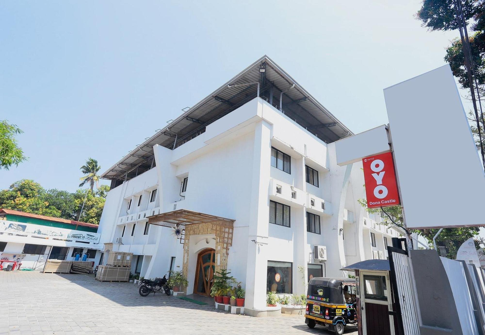 Super Townhouse Dona Castle Hotel โกลลัม ภายนอก รูปภาพ