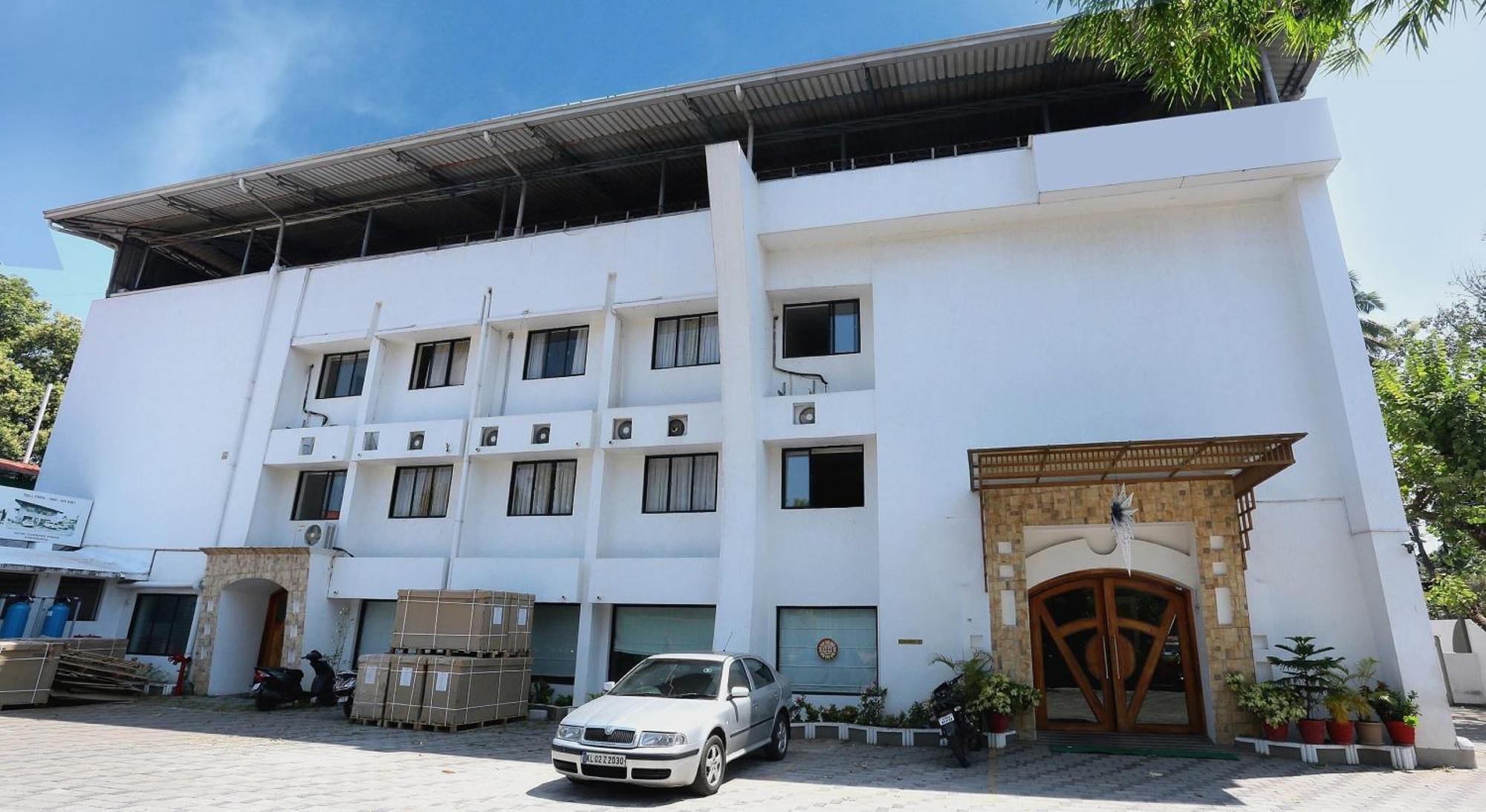 Super Townhouse Dona Castle Hotel โกลลัม ภายนอก รูปภาพ