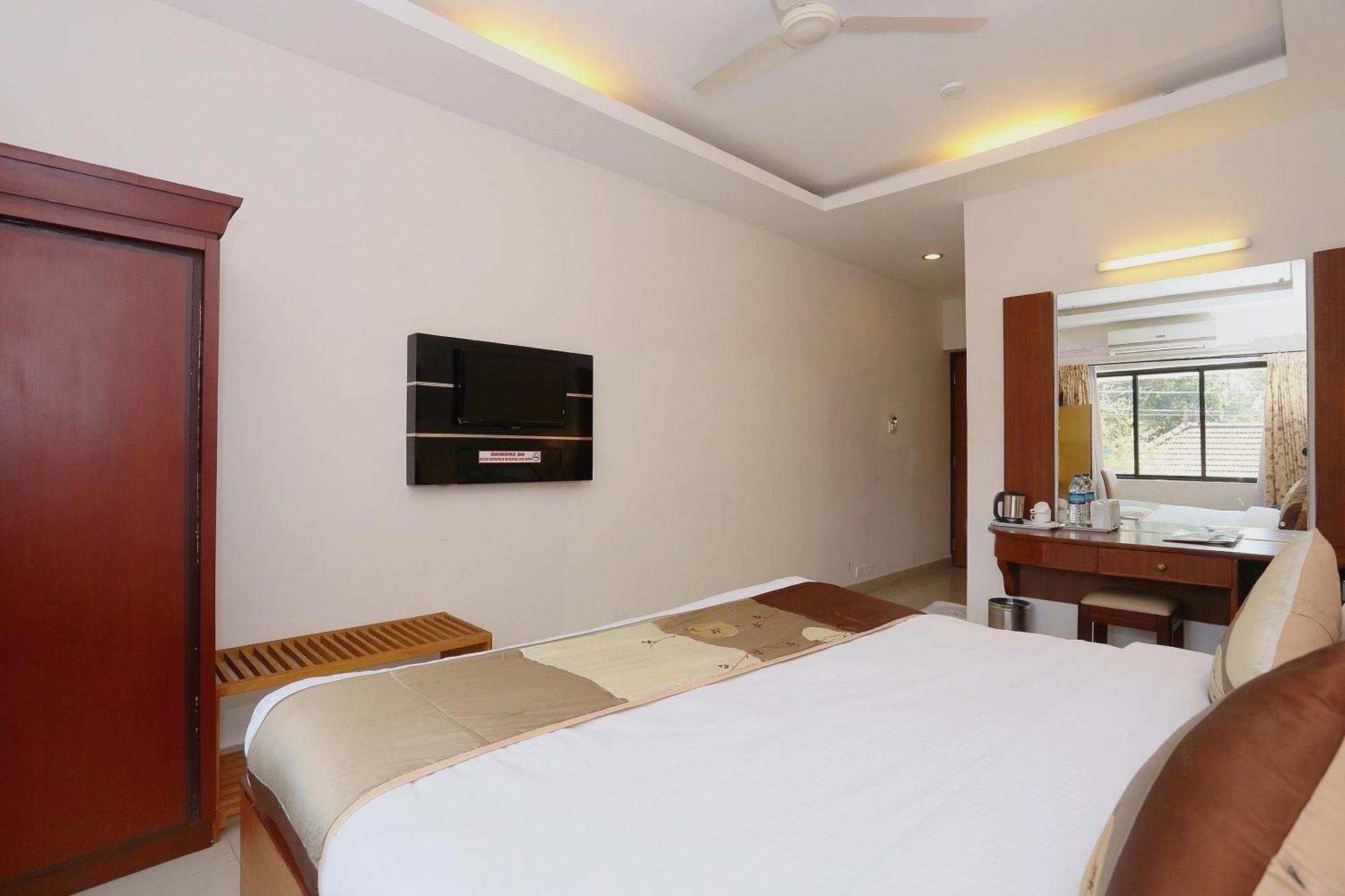 Super Townhouse Dona Castle Hotel โกลลัม ภายนอก รูปภาพ