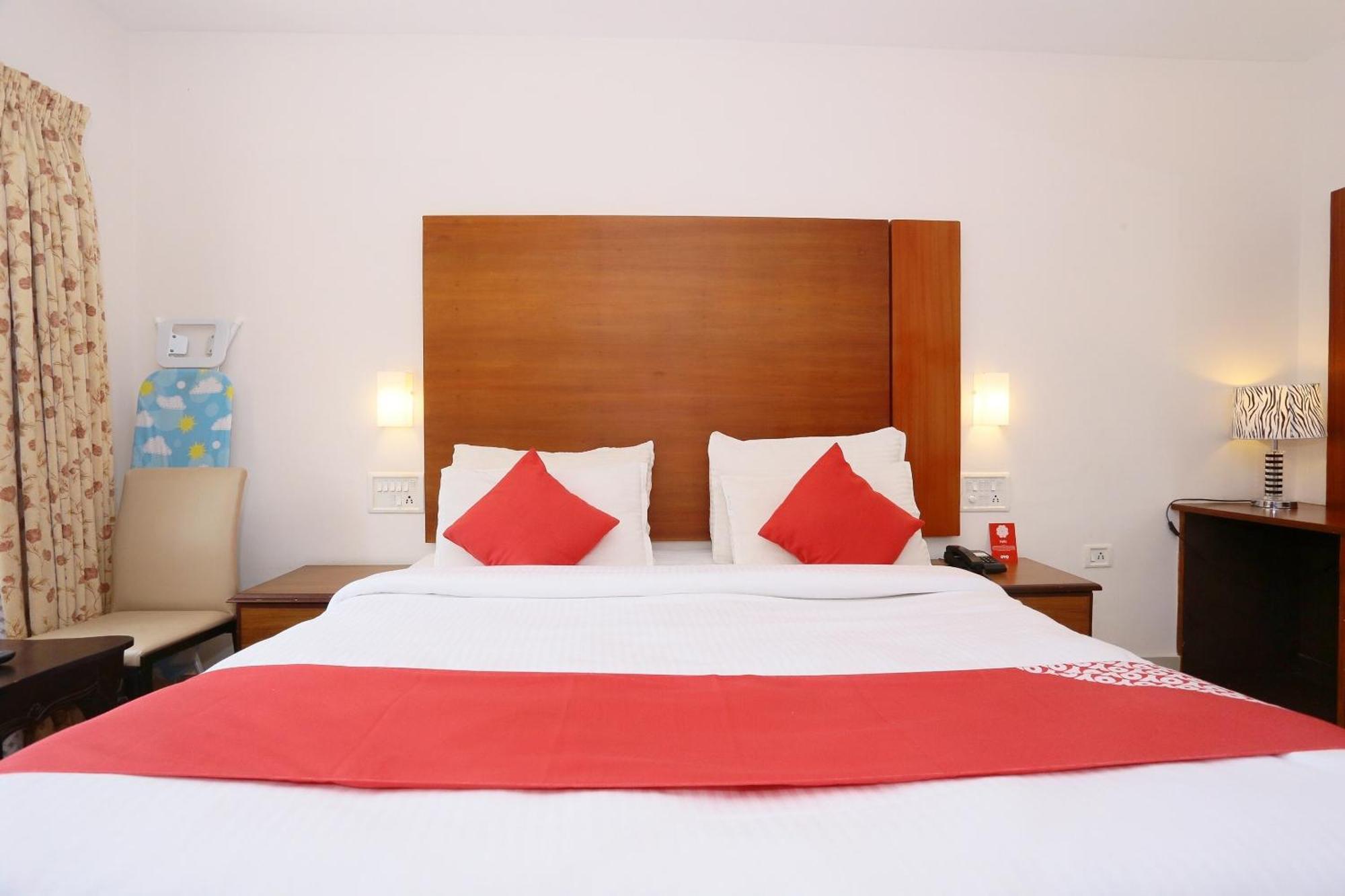 Super Townhouse Dona Castle Hotel โกลลัม ภายนอก รูปภาพ