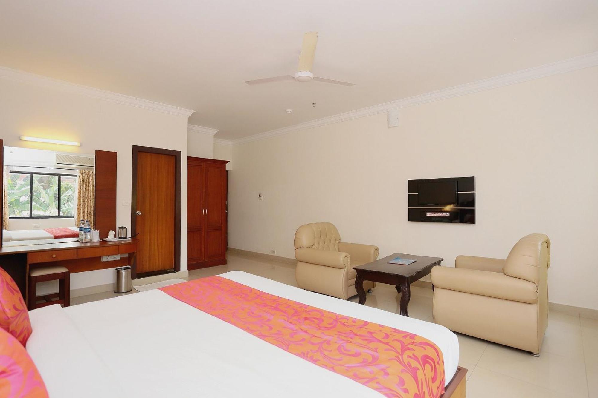 Super Townhouse Dona Castle Hotel โกลลัม ภายนอก รูปภาพ