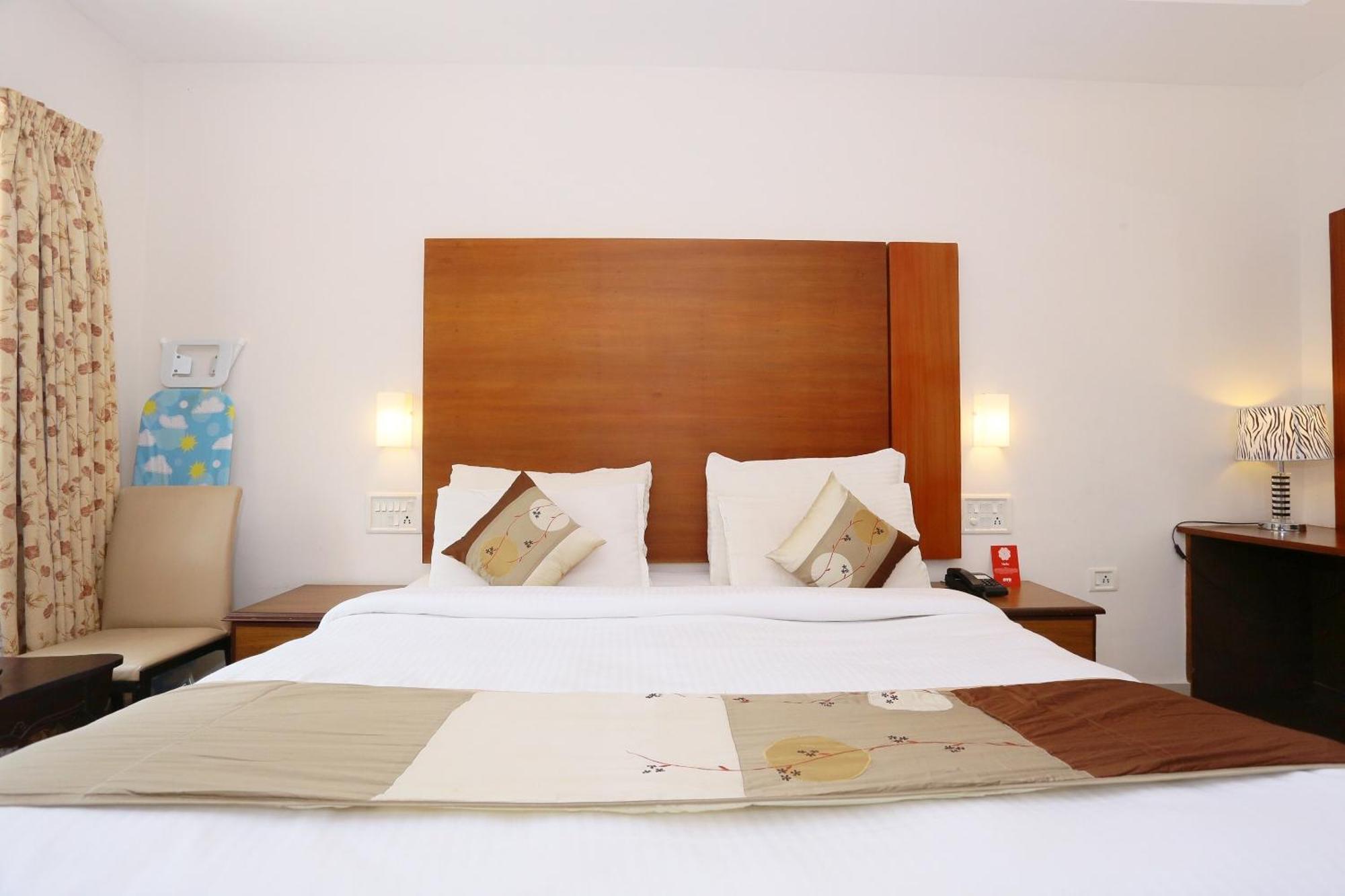Super Townhouse Dona Castle Hotel โกลลัม ภายนอก รูปภาพ