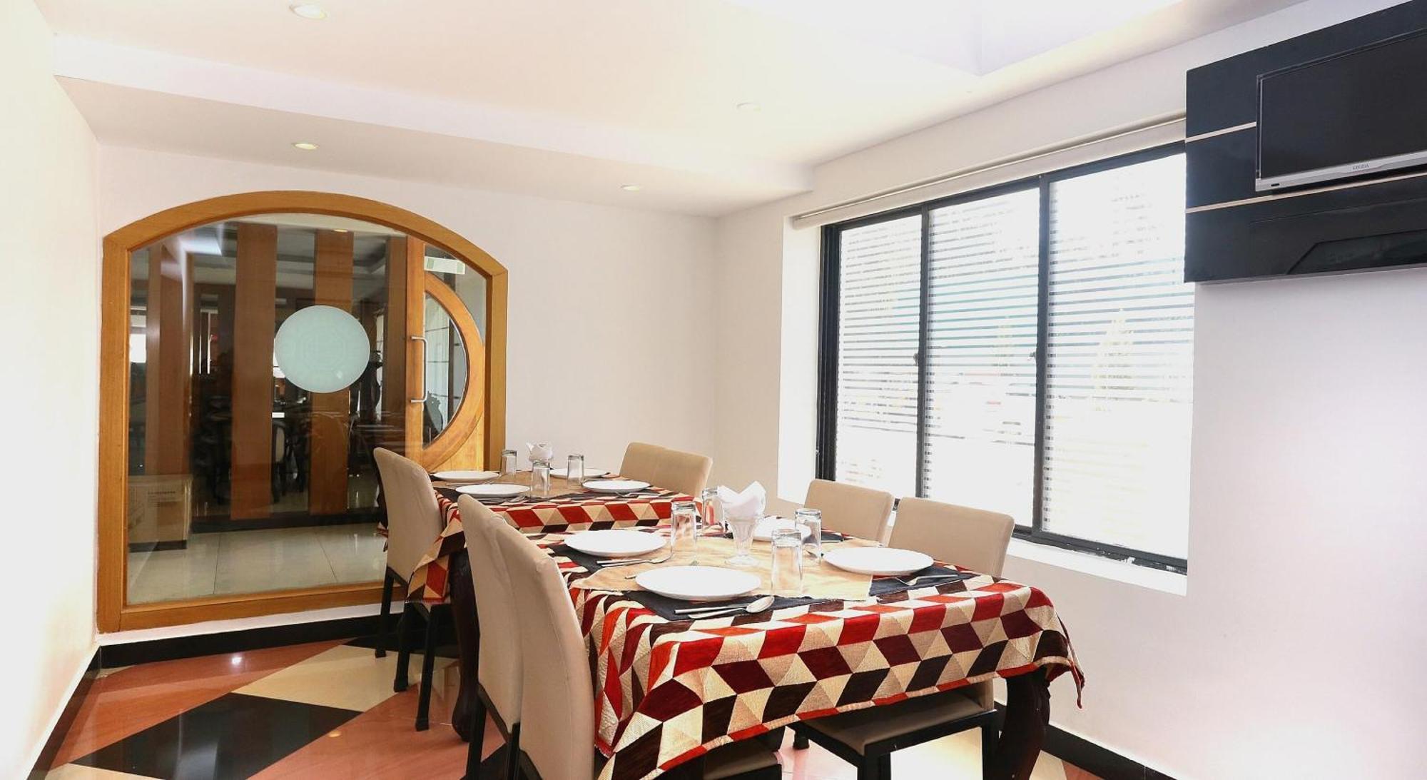 Super Townhouse Dona Castle Hotel โกลลัม ภายนอก รูปภาพ