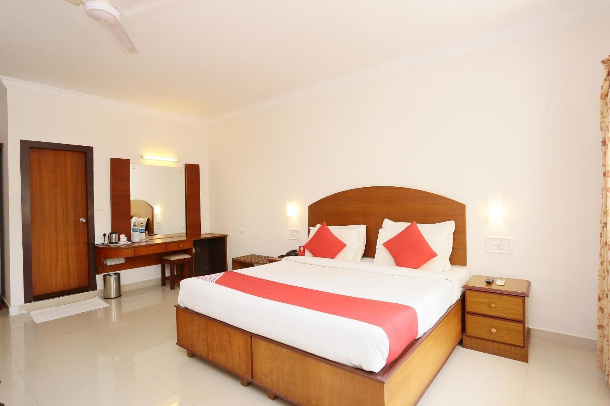Super Townhouse Dona Castle Hotel โกลลัม ภายนอก รูปภาพ
