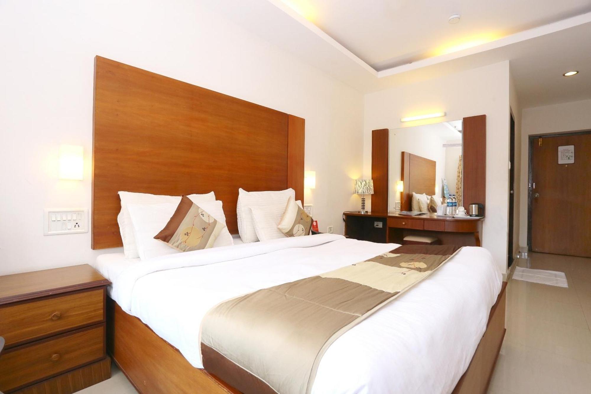 Super Townhouse Dona Castle Hotel โกลลัม ภายนอก รูปภาพ