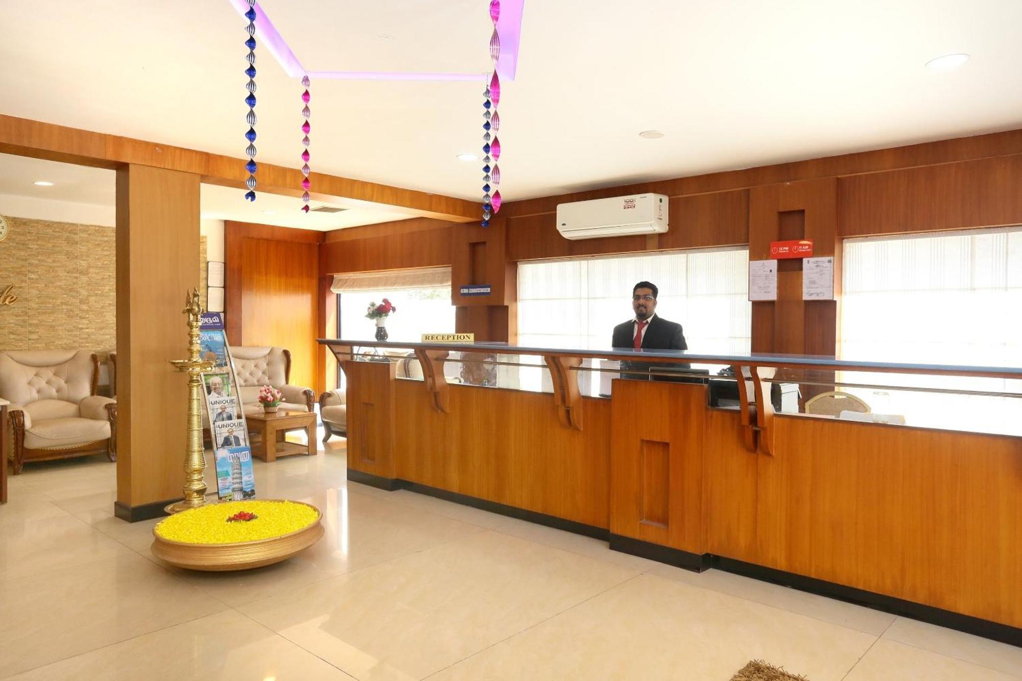 Super Townhouse Dona Castle Hotel โกลลัม ภายนอก รูปภาพ
