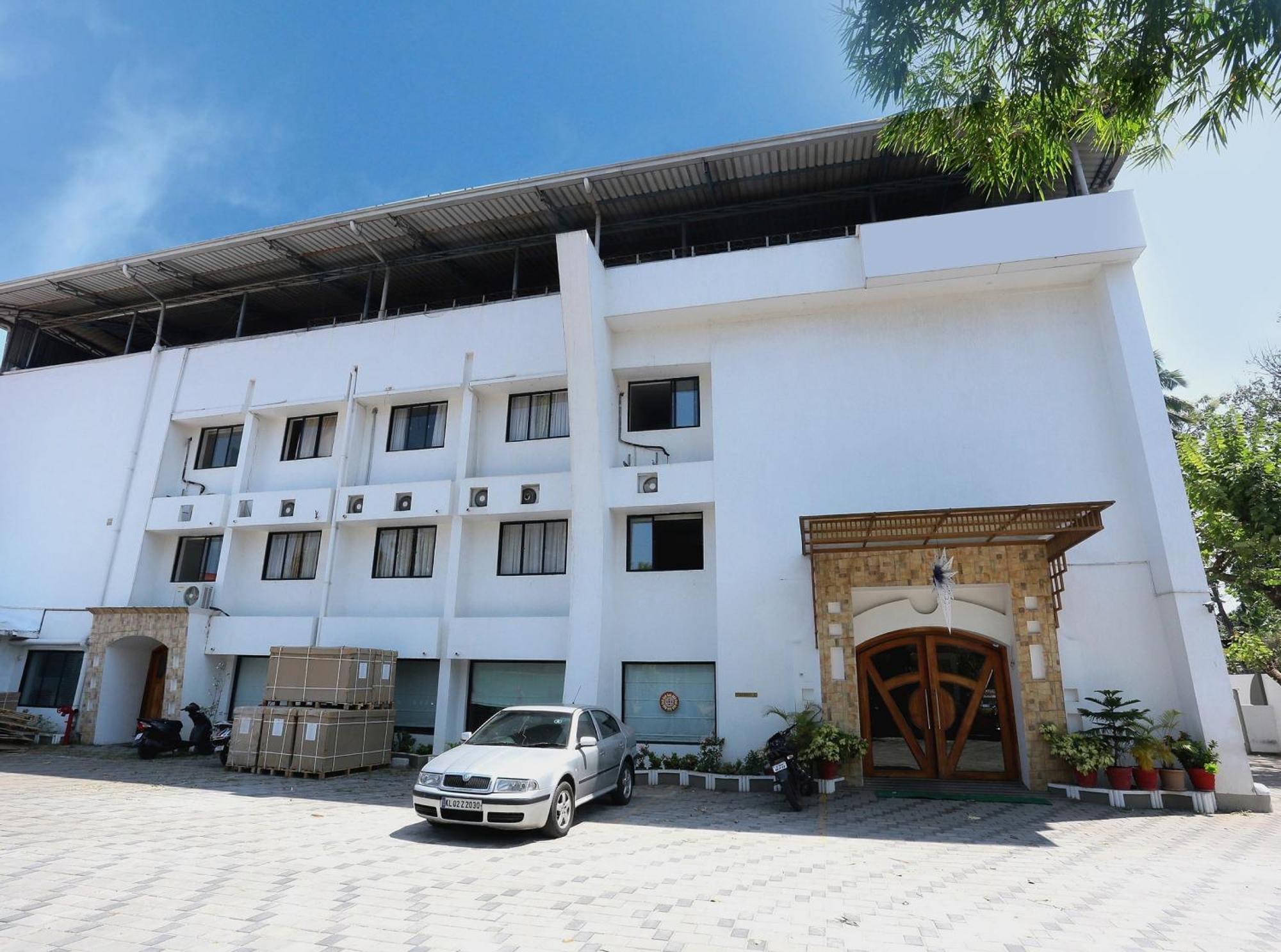 Super Townhouse Dona Castle Hotel โกลลัม ภายนอก รูปภาพ