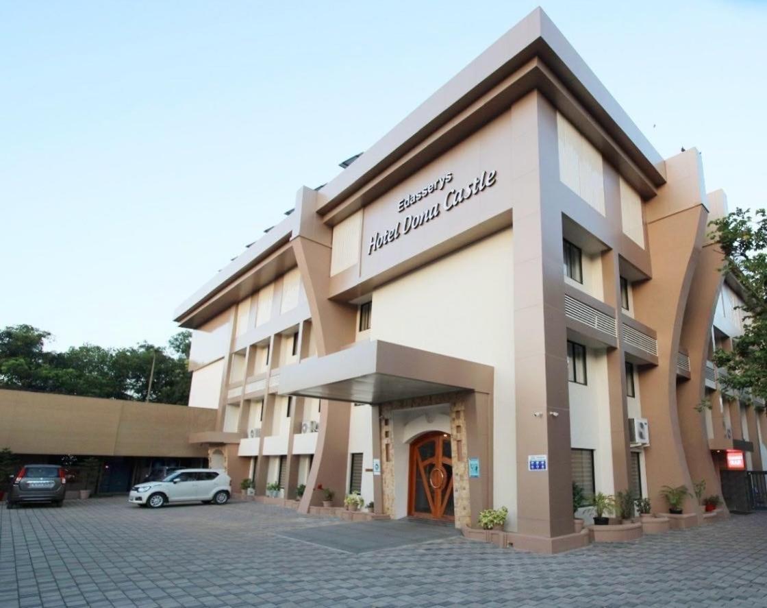 Super Townhouse Dona Castle Hotel โกลลัม ภายนอก รูปภาพ
